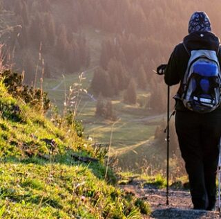 Ich packe meine Reisetasche für den Urlaub in Bayern im Herbst